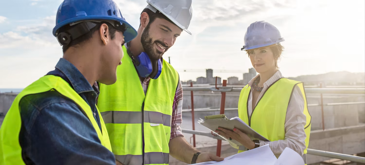 Página web para empresas constructoras en Uruguay: la mejor inversión para conseguir clientes en 2026 Las empresas constructoras en Uruguay enfrentan cada vez más competencia. Ya no alcanza únicamente con depender de recomendaciones o del boca a boca. Cuando una persona necesita construir una vivienda, reformar una casa, realizar ampliaciones o contratar una empresa para una obra comercial, lo primero que hace es buscar en Google. Por eso contar con una página web profesional se ha convertido en una necesidad para cualquier constructora que quiera captar más consultas y generar nuevos negocios. ¿Por qué una empresa constructora necesita una página web? La mayoría de los potenciales clientes investiga antes de contratar. Quieren conocer trabajos realizados, referencias, fotografías, experiencia y formas de contacto. Una página web permite mostrar: Obras realizadas. Servicios ofrecidos. Información de la empresa. Testimonios de clientes. Datos de contacto. Ubicación. Formulario de consultas. Botón directo de WhatsApp. Además, una web profesional transmite confianza y seriedad, dos aspectos fundamentales cuando se trata de inversiones importantes como una construcción o remodelación. Landing Page para constructoras: simple, efectiva y enfocada en vender Muchas empresas constructoras no necesitan un sitio complejo con decenas de páginas. Una Landing Page profesional suele ser suficiente para comenzar a generar consultas. Una Landing Page es una página diseñada específicamente para convertir visitantes en potenciales clientes. Su objetivo principal es que la persona solicite un presupuesto o se comunique por WhatsApp. La estructura ideal incluye: Inicio Una presentación clara de la empresa con fotografías de calidad y un mensaje directo sobre los servicios ofrecidos. Por ejemplo: "Construcción de viviendas, reformas y ampliaciones en todo Uruguay." Quiénes Somos Una sección donde se explica la trayectoria de la empresa, experiencia, equipo de trabajo y valores. Los clientes buscan contratar empresas confiables y esta sección ayuda a generar credibilidad. Obras y Clientes Mostrar fotografías reales de proyectos finalizados aumenta considerablemente la confianza. También es recomendable incluir: Viviendas construidas. Reformas realizadas. Obras comerciales. Testimonios de clientes satisfechos. Contacto Un formulario sencillo donde el visitante pueda solicitar presupuesto rápidamente. Cuanto menos campos tenga el formulario, mayores serán las posibilidades de recibir consultas. Botón de WhatsApp Actualmente es uno de los elementos más importantes de cualquier sitio web. Muchos usuarios prefieren enviar un mensaje antes que completar formularios. Un botón flotante de WhatsApp permite que el visitante contacte a la empresa en segundos desde su celular o computadora. Página web para constructoras creada en 24 horas Una de las principales ventajas de trabajar con WordPress es la velocidad de implementación. Actualmente es posible desarrollar una página web profesional para una empresa constructora en apenas 24 horas. Esto incluye: Instalación de WordPress. Configuración del dominio. Configuración del hosting. Diseño responsive para celulares. Landing Page profesional. Sección Inicio. Sección Quiénes Somos. Sección Clientes u Obras. Formulario de contacto. Botón de WhatsApp. Optimización básica para Google. De esta forma la empresa puede comenzar a recibir consultas prácticamente de inmediato. WordPress: la plataforma ideal para constructoras WordPress es actualmente el sistema de creación de sitios web más utilizado del mundo. Sus ventajas incluyen: Fácil administración. Diseño profesional. Excelente velocidad. Adaptación a celulares. Posibilidad de crecimiento futuro. Integración con formularios y WhatsApp. Compatibilidad con estrategias de posicionamiento en Google. Además permite agregar nuevas secciones cuando la empresa lo necesite sin tener que rehacer todo el sitio. Beneficios de tener una página web profesional Una constructora con presencia online obtiene ventajas importantes frente a sus competidores: Mayor visibilidad en Google. Más consultas de potenciales clientes. Mejor imagen profesional. Disponibilidad las 24 horas. Captación de clientes desde cualquier punto del país. Canal directo de comunicación mediante WhatsApp. Mientras una oficina tiene horario de atención, una página web trabaja permanentemente mostrando los servicios y generando oportunidades comerciales. La mejor opción para constructoras en Uruguay Para muchas empresas constructoras, una Landing Page desarrollada en WordPress representa la mejor relación entre costo, rapidez y resultados. En lugar de esperar semanas para tener presencia digital, es posible contar con una página web profesional en el día, con diseño moderno, información clara y herramientas de contacto que faciliten la generación de presupuestos y nuevos clientes. Si una persona busca una empresa constructora en Google hoy mismo, la pregunta es simple: ¿encontrará a tu empresa o a la competencia? Una página web profesional creada en 24 horas puede ser el primer paso para conseguir más consultas, más presupuestos y más obras en Uruguay.