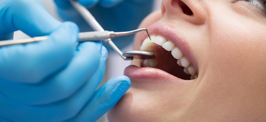 Agencia SEO para dentistas en Uruguay: consigue más pacientes en Montevideo, Maldonado y Canelones Si tienes un consultorio odontológico y deseas atraer más pacientes, trabajar con una agencia SEO para dentistas en Uruguay es una de las mejores inversiones para hacer crecer tu clínica. Cada día cientos de personas buscan un dentista Montevideo, un odontólogo Maldonado o una clínica dental Canelones para realizarse tratamientos como implantes, ortodoncia, blanqueamiento dental o urgencias odontológicas. En Página Web en el Día desarrollamos páginas web profesionales en solo 24 horas, optimizadas para posicionarse en los motores de búsqueda y convertir visitas en nuevos pacientes. ¿Por qué una clínica dental necesita posicionamiento web? La mayoría de las personas busca información en Internet antes de reservar una consulta. Comparan precios, opiniones, experiencia del profesional, tratamientos disponibles y ubicación. Si tu clínica aparece entre los primeros resultados de búsqueda, aumentan considerablemente las posibilidades de recibir llamadas y solicitudes de cita. Entre los beneficios del posicionamiento orgánico destacan: Mayor visibilidad en Google. Más visitas de potenciales pacientes. Incremento de reservas de consultas. Mayor confianza y credibilidad. Mejor imagen profesional. Resultados sostenibles a largo plazo. ¿Qué hace una agencia SEO para dentistas? Una agencia SEO para dentistas desarrolla una estrategia para mejorar la presencia online de clínicas dentales, consultorios odontológicos y profesionales independientes. Las principales acciones incluyen: Investigación de palabras clave. Optimización técnica del sitio web. Mejora de la velocidad de carga. Diseño adaptado a dispositivos móviles. Creación de páginas para cada tratamiento. Posicionamiento local. Optimización de imágenes. Enlazado interno. Publicación de contenido útil para los pacientes. Cada uno de estos aspectos ayuda a mejorar el posicionamiento y aumentar las oportunidades de captar nuevos pacientes. Dentista Montevideo: destaca en el mercado más competitivo Montevideo concentra una gran cantidad de clínicas dentales y consultorios odontológicos, lo que hace imprescindible diferenciarse de la competencia. Cuando un usuario busca dentista Montevideo, normalmente necesita una solución rápida y busca un profesional de confianza cercano a su ubicación. Una estrategia SEO bien desarrollada permite que tu página aparezca para búsquedas relacionadas con: Limpieza dental. Implantes dentales. Ortodoncia. Blanqueamiento dental. Carillas. Endodoncia. Prótesis dentales. Urgencias odontológicas. Cuanta mayor visibilidad tenga tu clínica, mayores serán las posibilidades de recibir nuevos pacientes. Odontólogo Maldonado: aumenta tu presencia online Cada año crece el número de personas que buscan un odontólogo Maldonado tanto para controles periódicos como para tratamientos especializados. Una página web optimizada permite atraer pacientes locales y también personas que visitan el departamento durante todo el año. El posicionamiento local facilita que tu consultorio aparezca cuando un usuario necesita atención odontológica cerca de su ubicación. Clínica dental Canelones: llega a más pacientes La demanda de servicios odontológicos también continúa creciendo en el departamento de Canelones. Cuando alguien busca una clínica dental Canelones, espera encontrar rápidamente información sobre tratamientos, horarios, ubicación y formas de contacto. Una página web rápida, moderna y optimizada transmite confianza y mejora considerablemente la experiencia del usuario. La importancia de una página web profesional La página web representa la carta de presentación de cualquier clínica. Debe ofrecer información clara sobre: Implantes dentales. Ortodoncia tradicional. Ortodoncia invisible. Blanqueamiento dental. Carillas estéticas. Endodoncia. Periodoncia. Odontología infantil. Prótesis dentales. Urgencias. Además, debe cargar rápidamente, adaptarse perfectamente a teléfonos móviles y facilitar la reserva de consultas. En Página Web en el Día desarrollamos sitios modernos, seguros y preparados para competir en los primeros resultados de búsqueda. Crear contenido que genere confianza El contenido sigue siendo uno de los factores más importantes para mejorar el posicionamiento. Algunos artículos que pueden atraer nuevos pacientes son: ¿Cada cuánto tiempo conviene visitar al dentista? Cómo prevenir las caries. Beneficios del blanqueamiento dental. Diferencias entre implantes y puentes dentales. Cuidados después de una extracción. Qué hacer ante una urgencia odontológica. Cómo elegir una clínica dental de confianza. Responder las dudas de los pacientes ayuda a construir autoridad y mejora la visibilidad del sitio web. Aprender a crear una estrategia digital Muchos odontólogos desean aprender a crear una presencia online que genere pacientes durante todo el año. Una estrategia efectiva combina: Página web profesional. Contenido actualizado. Optimización continua. Posicionamiento local. Excelente experiencia de usuario. Análisis permanente de resultados. Trabajar estos aspectos permite obtener un crecimiento constante y sostenible. Busco diseñador web para una clínica dental Cada vez más profesionales realizan búsquedas como busco diseñador web cuando desean renovar la imagen de su consultorio. Sin embargo, una buena página web no solo debe tener un diseño atractivo, sino también estar preparada para posicionarse en Google y convertir visitantes en pacientes. En Página Web en el Día desarrollamos páginas web en solo 24 horas, optimizadas para clínicas dentales, consultorios odontológicos y profesionales independientes que desean aumentar su presencia digital. ¿Por qué elegir Página Web en el Día? Creamos páginas web pensadas para profesionales de la salud que buscan resultados reales. Cada proyecto incluye: Diseño moderno y profesional. Adaptación completa a dispositivos móviles. Excelente velocidad de carga. Arquitectura optimizada para buscadores. Navegación intuitiva. Contenido preparado para posicionar. Escalabilidad para seguir creciendo. Nuestro objetivo es que tu página web se convierta en una herramienta capaz de atraer nuevos pacientes tanto si buscan un dentista Montevideo, un odontólogo Maldonado o una clínica dental Canelones, ayudando a fortalecer tu presencia online y hacer crecer tu consulta de forma sostenida.