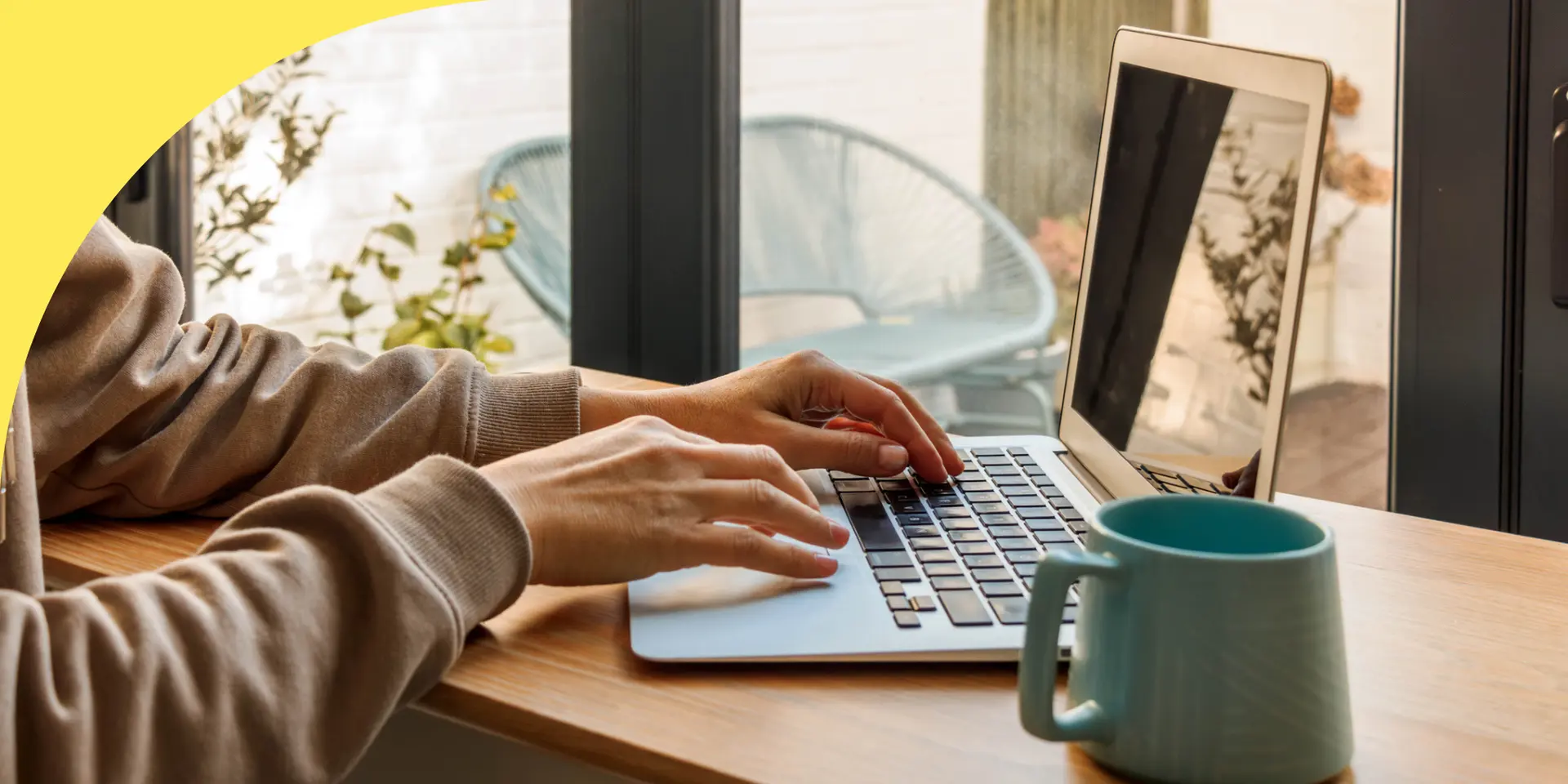 Cómo crear un perfil de LinkedIn exitoso y destacar con una landing page profesional en 2026 Si estás buscando cómo crear un perfil de LinkedIn exitoso, seguramente tu objetivo sea conseguir un mejor empleo, generar contactos profesionales, atraer clientes o fortalecer tu marca personal. LinkedIn se ha convertido en la red profesional más importante del mundo y contar con un perfil completo puede abrir muchas oportunidades. Sin embargo, un perfil atractivo por sí solo no siempre es suficiente. Cada vez más profesionales complementan su presencia en LinkedIn con una landing page profesional, donde presentan su experiencia, servicios, proyectos y formas de contacto de una manera mucho más completa. En Página Web en el Día desarrollamos landing pages profesionales en WordPress listas en solo 24 horas, totalmente personalizadas y preparadas para conectar con tu perfil de LinkedIn. ¿Por qué es importante tener un perfil profesional en LinkedIn? LinkedIn reúne a millones de profesionales, empresas, reclutadores y emprendedores de todo el mundo. Una persona que busca contratar un servicio, incorporar un empleado o generar una alianza comercial suele investigar primero el perfil profesional del candidato. Por eso resulta fundamental construir una presencia digital que transmita confianza, experiencia y profesionalismo desde el primer momento. Los LinkedIn perfiles profesionales generan una excelente primera impresión cuando están correctamente desarrollados y actualizados. Cómo crear una cuenta en LinkedIn gratis Muchas personas creen que es necesario pagar para comenzar. La realidad es que cómo crear una cuenta en LinkedIn gratis es un proceso muy sencillo. Solo necesitas registrarte con tu correo electrónico, crear una contraseña y completar los datos básicos de tu perfil. A partir de ese momento podrás comenzar a construir tu red de contactos, seguir empresas, participar en publicaciones y postularte a oportunidades laborales. LinkedIn crear perfil paso a paso Si buscas LinkedIn crear perfil, estos son los aspectos más importantes que debes completar: Fotografía profesional. Imagen de portada. Titular atractivo. Resumen personal. Experiencia laboral. Formación académica. Certificaciones. Aptitudes. Idiomas. Información de contacto. Cuanto más completo sea tu perfil, mayores serán las posibilidades de aparecer en las búsquedas realizadas por empresas, reclutadores y potenciales clientes. Cómo crear un buen perfil en LinkedIn Muchas personas se preguntan cómo crear un buen perfil en LinkedIn. La clave está en destacar aquello que te diferencia de otros profesionales. Utiliza una fotografía de buena calidad, escribe un resumen claro, explica tus logros, muestra resultados concretos y mantén siempre actualizado tu perfil. También es recomendable solicitar recomendaciones de antiguos clientes, compañeros o empleadores, ya que aportan credibilidad y fortalecen tu reputación profesional. Cómo crear un perfil en LinkedIn para buscar trabajo Si tu objetivo es encontrar empleo, debes adaptar el contenido de tu perfil a las posiciones que deseas ocupar. Por eso muchas personas buscan cómo crear un perfil en LinkedIn para buscar trabajo. Es importante describir correctamente tu experiencia, incluir habilidades relevantes, mantener actualizado el historial laboral y utilizar palabras relacionadas con tu profesión. Además, participar en publicaciones y ampliar tu red de contactos aumenta las posibilidades de ser encontrado por reclutadores. Cómo crear un perfil en LinkedIn sin experiencia Uno de los mayores temores de quienes recién comienzan su carrera es cómo crear un perfil en LinkedIn sin experiencia. La falta de experiencia laboral no significa que no tengas nada para mostrar. Puedes destacar: Estudios realizados. Cursos y certificaciones. Proyectos personales. Prácticas profesionales. Voluntariados. Competencias técnicas. Idiomas. Objetivos profesionales. Lo importante es demostrar interés por aprender y construir una imagen profesional desde el inicio. Perfil de LinkedIn ejemplo Cuando alguien busca un perfil de LinkedIn ejemplo, normalmente desea comprender cómo debería organizar la información. Un perfil profesional suele incluir una fotografía de calidad, un titular que explique claramente la actividad que realiza la persona, un resumen bien redactado, experiencia laboral ordenada cronológicamente, formación académica, habilidades, certificaciones y datos de contacto. La claridad y la organización hacen que el perfil resulte mucho más atractivo para quienes lo visitan. ¿Por qué complementar LinkedIn con una landing page? Aunque LinkedIn es una excelente herramienta, tiene limitaciones. Todos los perfiles mantienen una estructura muy similar y no permiten personalizar completamente la información. Una landing page profesional ofrece muchas más posibilidades. Permite mostrar tu historia, tus servicios, tu portafolio, casos de éxito, testimonios, fotografías, videos, formularios de contacto, enlaces a redes sociales y toda la información que deseas destacar. Además, puedes compartir el enlace de tu landing page directamente desde LinkedIn para ofrecer una presentación mucho más completa. Una landing page fortalece tu marca personal Hoy en día la marca personal tiene un enorme valor. Cuando un cliente o reclutador visita primero tu perfil de LinkedIn y luego encuentra una landing page profesional perfectamente diseñada, la percepción cambia completamente. Transmites organización, profesionalismo y compromiso con tu trabajo. Esto resulta especialmente útil para consultores, abogados, médicos, arquitectos, diseñadores, programadores, asesores inmobiliarios, docentes, emprendedores y cualquier profesional que desee destacar frente a la competencia. Tu landing page profesional lista en solo 24 horas En Página Web en el Día desarrollamos landing pages profesionales en WordPress completamente personalizadas y listas en solo 24 horas. Cada sitio puede incluir: Presentación profesional. Biografía. Experiencia. Servicios. Portafolio. Testimonios. Botón de WhatsApp. Formulario de contacto. Integración con LinkedIn. Redes sociales. Google Maps si corresponde. Datos de contacto. Además, optimizamos la velocidad de carga, configuramos plugins esenciales, trabajamos sobre un hosting de calidad con acceso a cPanel y dejamos el sitio preparado para crecer con nuevas secciones cuando lo necesites. Da el siguiente paso en tu presencia profesional Crear un perfil de LinkedIn completo es uno de los primeros pasos para construir una carrera sólida o hacer crecer un negocio. Sin embargo, combinar ese perfil con una landing page profesional te permite destacar, mostrar mucho más sobre tu trabajo y ofrecer una experiencia más completa a quienes desean conocerte. Si quieres fortalecer tu marca personal y tener una presencia profesional en Internet, en Página Web en el Día desarrollamos tu landing page en WordPress en solo 24 horas, lista para conectarse con tu perfil de LinkedIn y ayudarte a generar nuevas oportunidades laborales y comerciales.